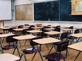 В Хабаровске школьную уборщицу уволили после скандала с учеником