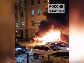 В центре Казани загорелся пассажирский автобус
