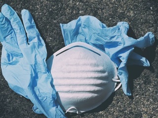 Швабра вместо маски: эксперты рассказали, как утилизируют ковидные отходы