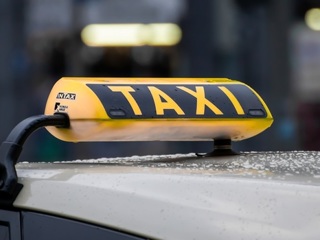 В Воронеже пьяные пассажиры избили и ограбили таксиста