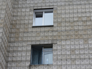В Томске женщина выпала из окна жилого дома и разбилась насмерть