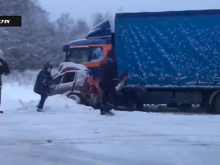 В Новосибирской области смяло легковой автомобиль после аварии с большегрузом