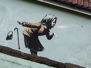 Бэнкси создал новое граффити с чихающей бабушкой