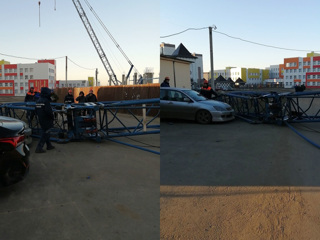 В Воронеже башенный кран рухнул на автомобиль с пассажирами