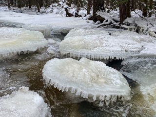 Горную реку на Урале захватили ледяные медузы