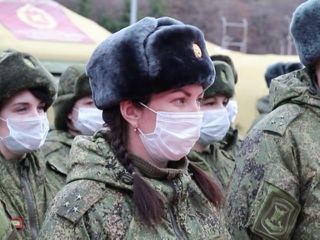 Мирным украинцам помогают российские военные медики