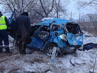 Три человека погибли при падении машины с моста в Красноярске