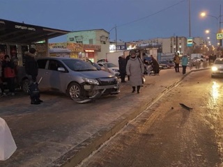 Тюменский таксист протаранил остановку, есть пострадавшие