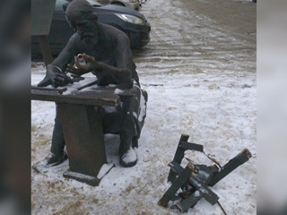 Вандалы поломали скульптуру ювелира в центре Костромы