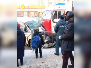 В Южно-Сахалинске пожарная машина столкнулась с микроавтобусом