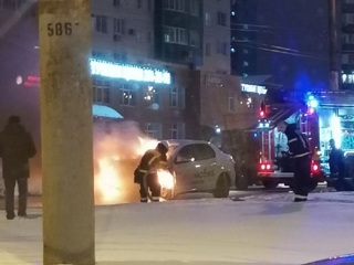 В Воронеже таксист устроил массовое ДТП и сбежал из горящей машины