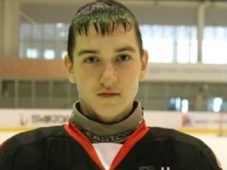Не может дышать. Юный хоккеист сломал шею на тренировке
