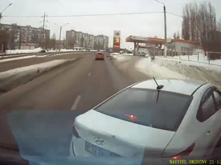 Разгневанный водитель грузовика сотню метров толкал легковушку своего обидчика. Видео