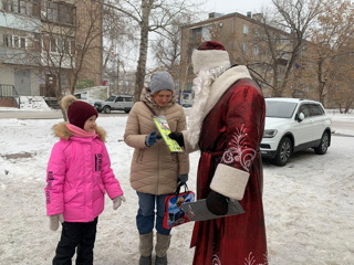 Полицейский Дед Мороз дарит подарки детям и взрослым в Бузулуке