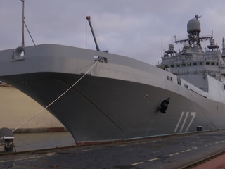 В Калининграде в состав ВМФ России принят новейший десантный корабль 