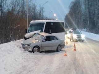 В Новосибирске 16-летний подросток на Toyota врезался в маршрутку