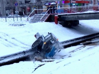 В Северодвинске трактор, чистивший снег, свалился в реку