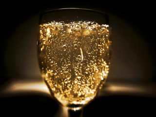 Виноделы России: шампанского под Новый год хватит всем