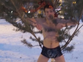 В Тольятти молодой человек в нижнем белье сфотографировался под елкой