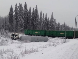 Газовоз оказался в кювете после столкновения с поездом в Пермском крае