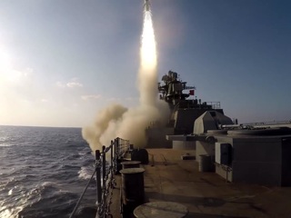 Военные показали пуск ракеты с обновленного фрегата 