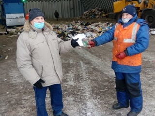 Омскому пенсионеру помогли найти выброшенные в мусор документы