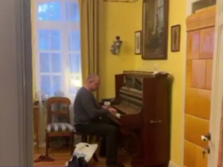 Историк моды Александр Васильев выкупил у антиквара старинное пианино с клавишами из  слоновой кости