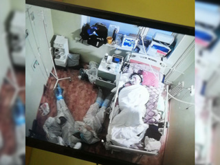 В Ленобласти врачи всю ночь лежали у кровати тяжелобольного пациента