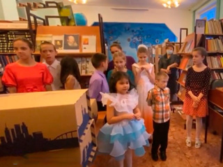 Воспитанники Ольского детского дома получили подарки от шефов