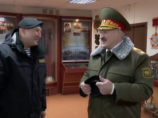 Минские омоновцы вручили Лукашенко черный берет