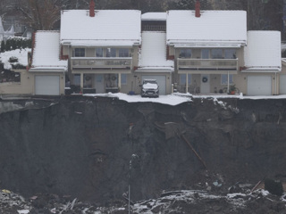 На норвежское село обрушился оползень, спасатели разбирают завалы в поисках пострадавших
