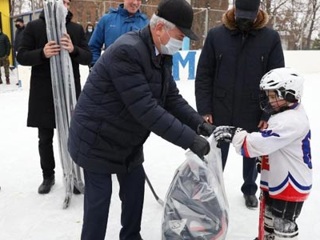 Губернатор Пензенской области подарил юным спортсменам хоккейную экипировку