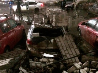 В Липецке кирпичная стена рухнула на припаркованные машины