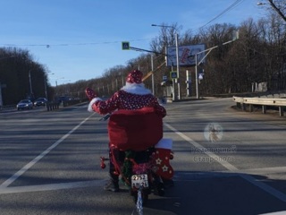 На дорогах Ставрополя заметили Деда Мороза на мотоцикле