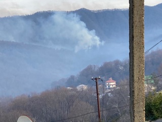 Сочинские спасатели продолжают бороться с огнем у села Варваровка