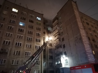 Во время пожара в челябинской многоэтажке спасли 11 человек