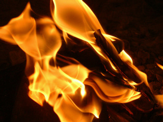 Женщина погибла при ночном пожаре в доме в Челябинской области