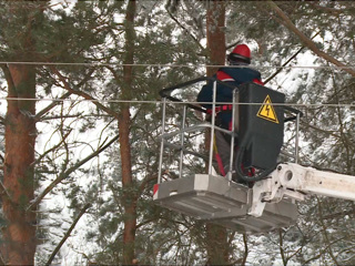 Поврежденное после снегопада электроснабжение восстанавливают в Тверской области