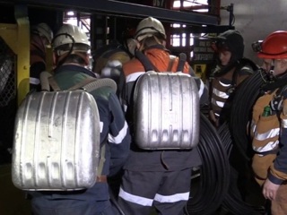 В шахте вспыхнул проходческий комбайн, горняки эвакуированы