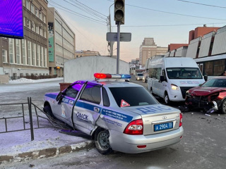 В Омске столкнулись такси и автомобиль ДПС. Видео