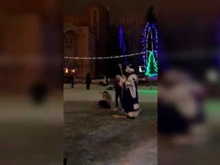 Воронежская полиция заинтересовалась избившим женщину на площади Дедом Морозом