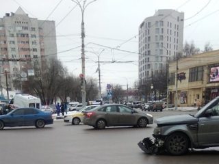 В ДТП со скорой в центре Воронежа пострадали два человека