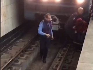 Момент падения ребенка на рельсы в метро попал на видео