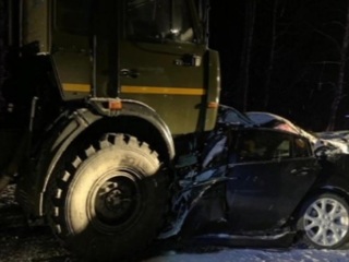 Под Златоустом КамАЗ раздавил иномарку с семьей