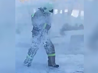 В Приамурье пожарного проводили на пенсию, облив на морозе водой