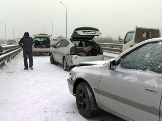 Десятки машин попали в ДТП в пригороде Владивостока