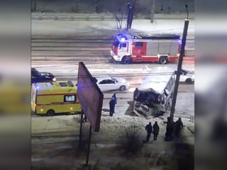 В Челябинске маршрутка с пассажирами врезалась в столб