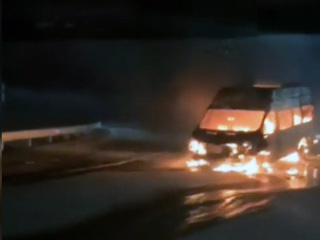 В Новом Уренгое огонь уничтожил микроавтобус