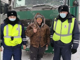 В Татарстане инспекторы ГИБДД помогли застрявшему в снегу водителю фуры