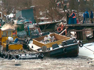 На реке Екатерингофка спасли из ледяного плена шаланду "Экостроя"